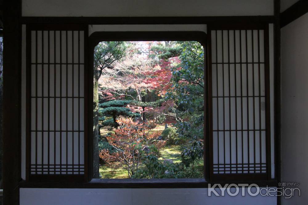 西来院 窓越しの庭園