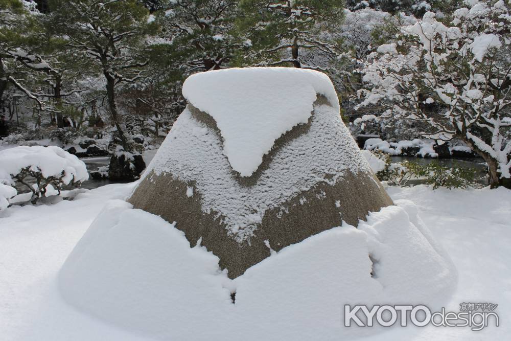 雪を羽織った向月台