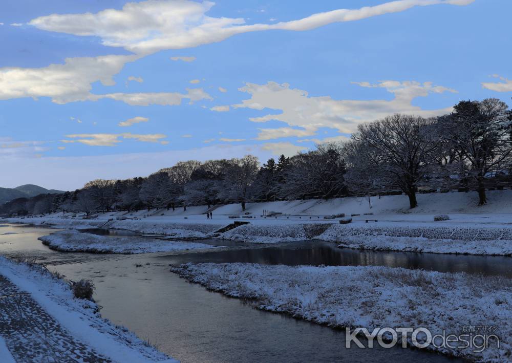 早朝の雪の賀茂川