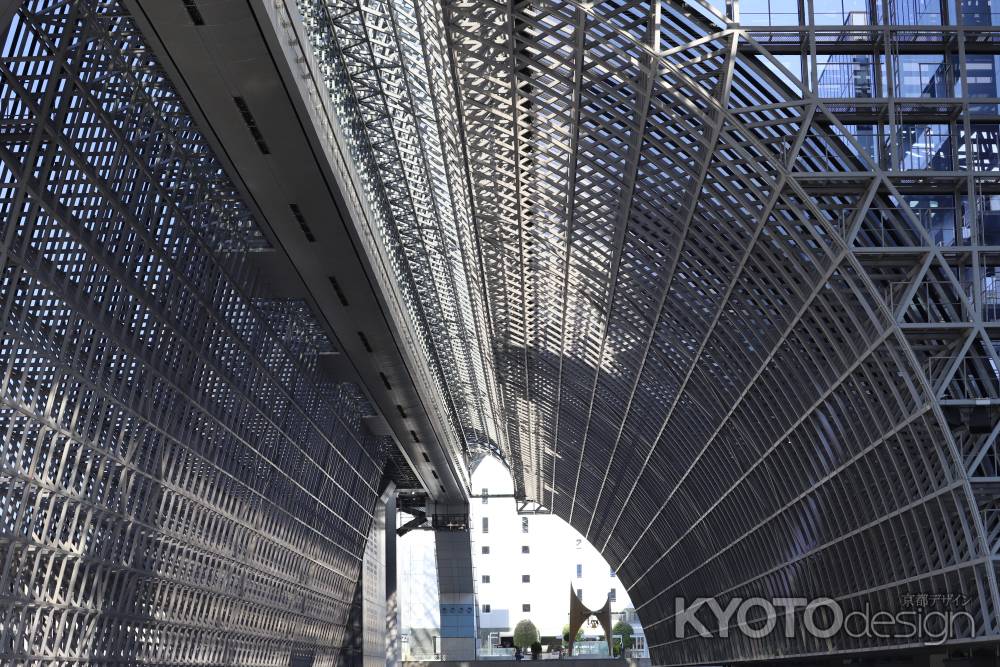 大階段から見た京都駅ビルの大天井