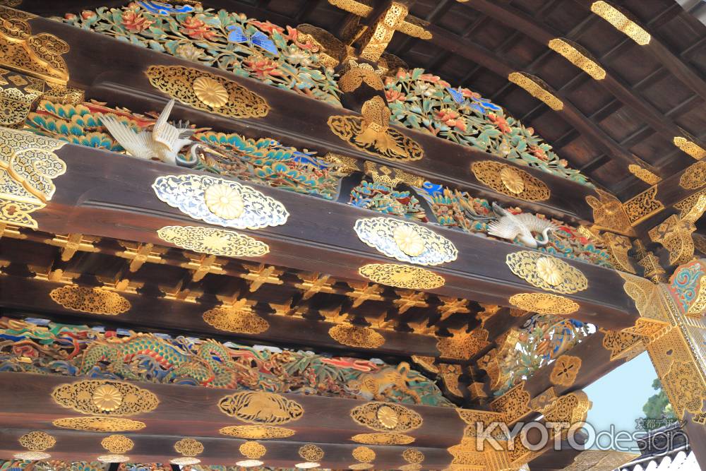 極彩色の彫刻で飾られた唐門