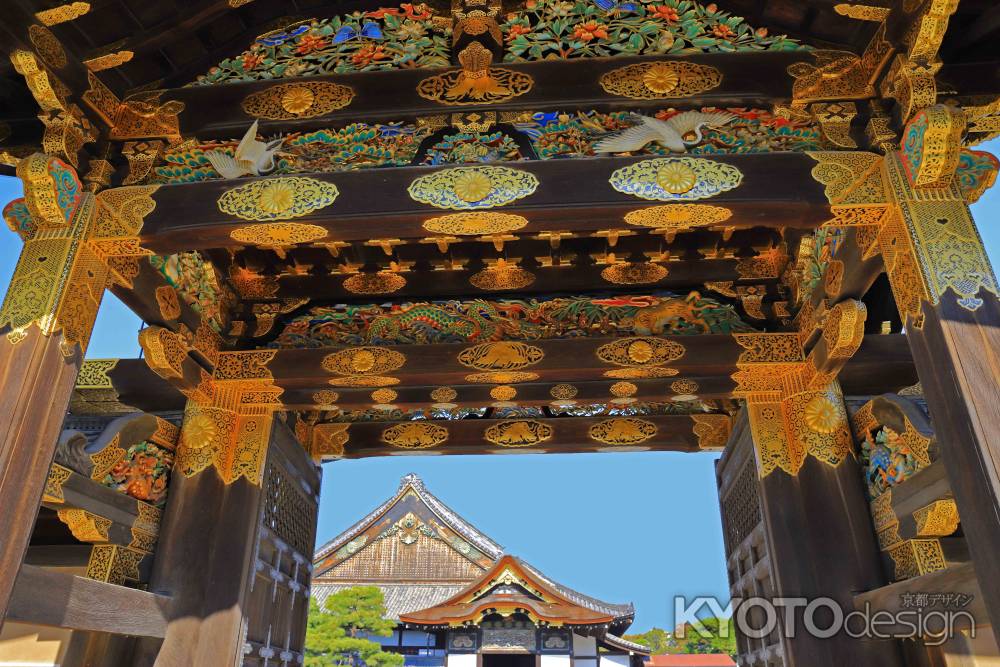 唐門の向こうに二の丸御殿