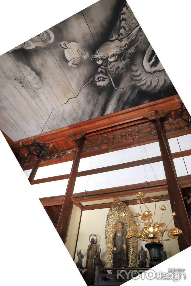 東福寺本堂（法堂）釈迦如来立像と天井の龍（許可を得て撮影）