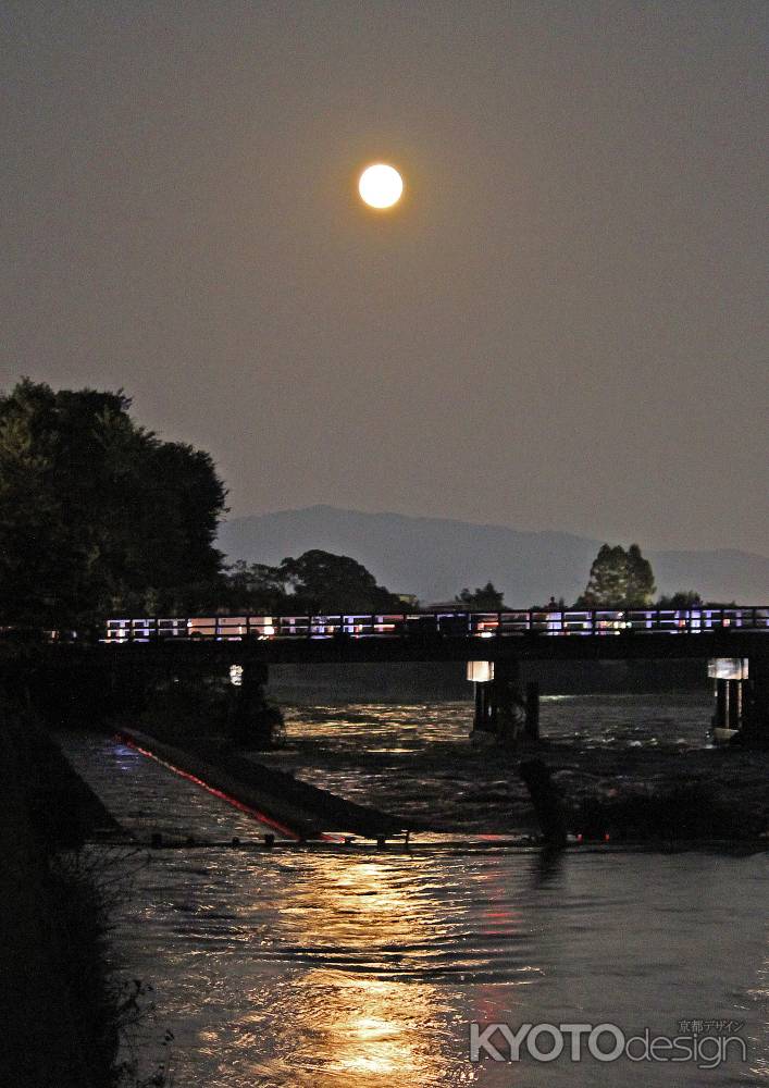 中秋の名月　渡月橋で望む