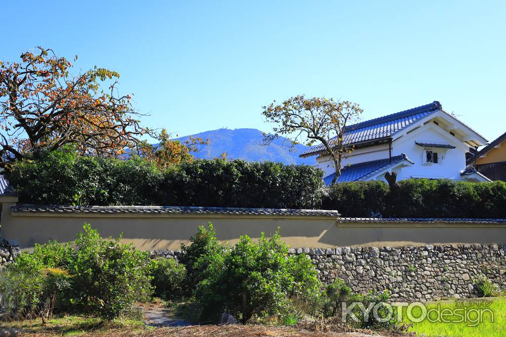土塀に囲まれた岩倉の農家