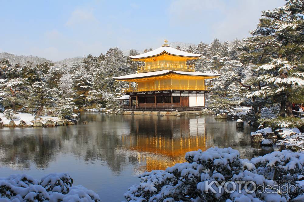 雪の鹿苑寺舎利殿 金閣