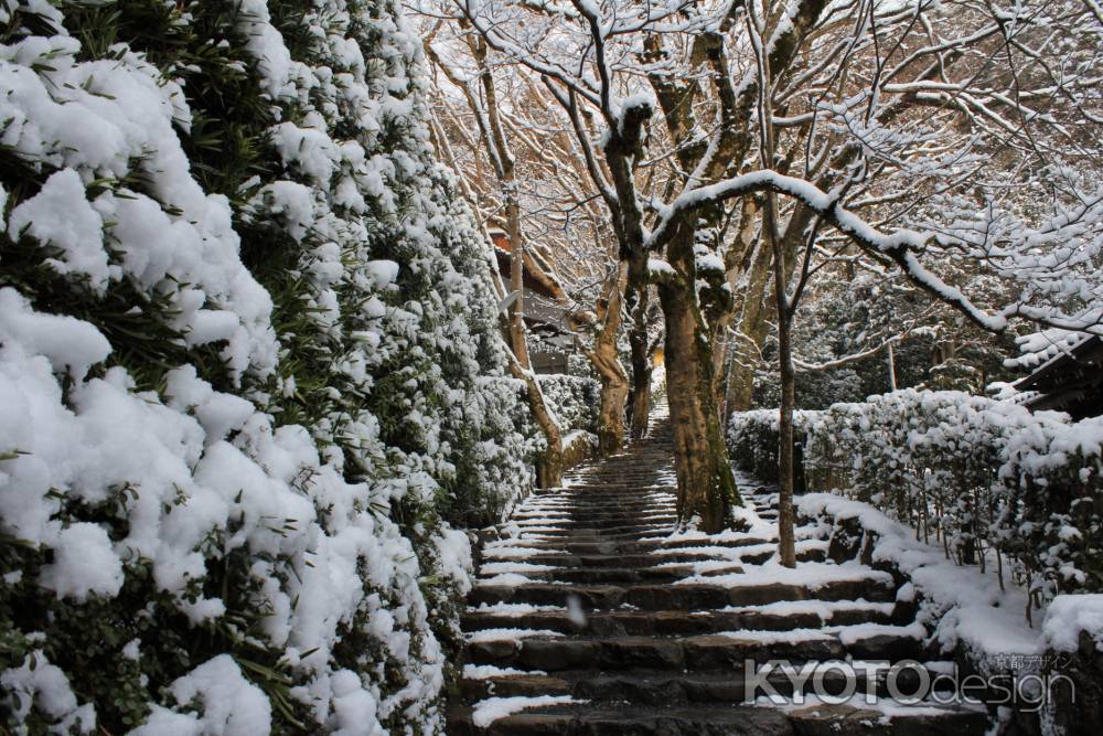 雪の寂光院参道