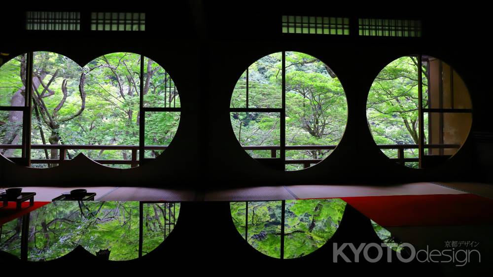 丸窓のある部屋からの青もみじ