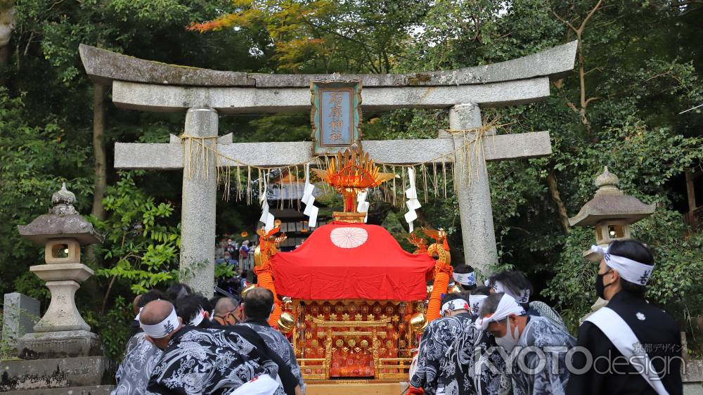 石座神社（いわくらじんじゃ）に、向かう神輿
