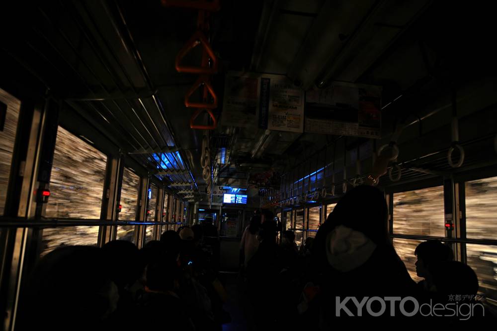 嵐電　桜ライトアップ　車窓