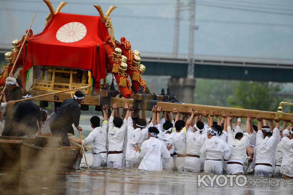 松尾大社　神幸祭　船渡御　川に入る