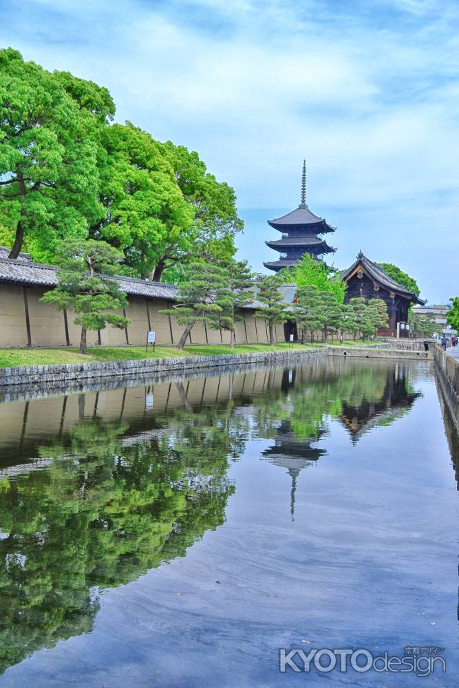 水に浮いた塔　空に尖がる塔