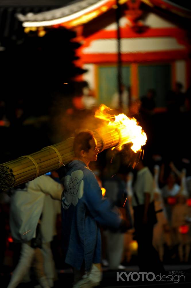 大松明を纏う男衆