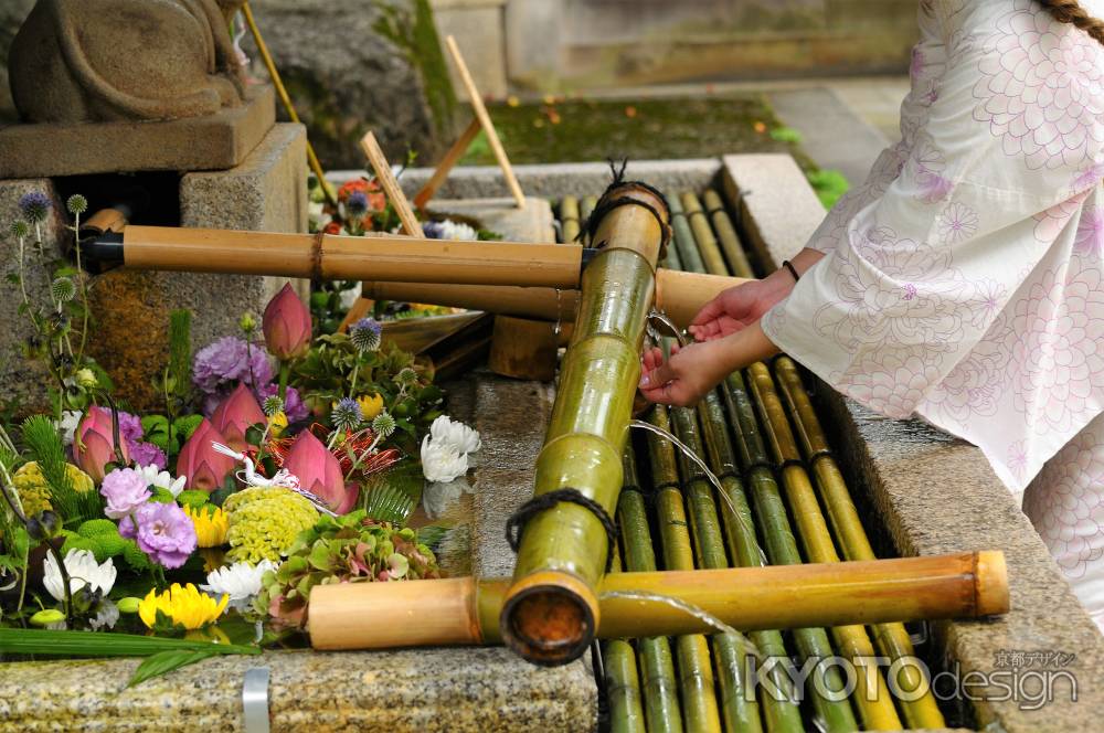 花手水　清める浴衣の人