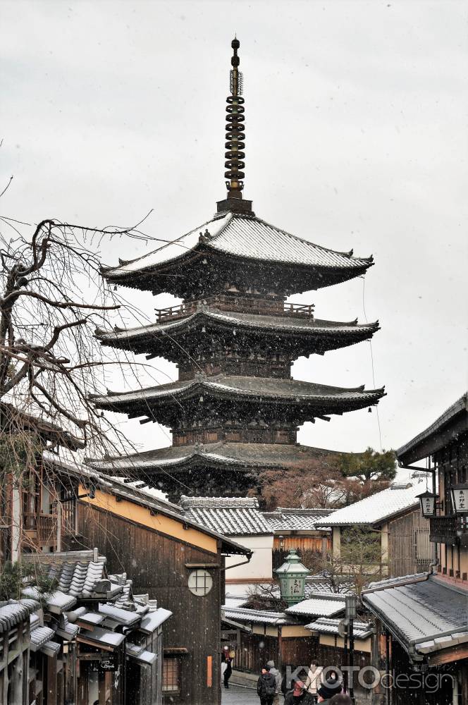 八坂の塔に早雪