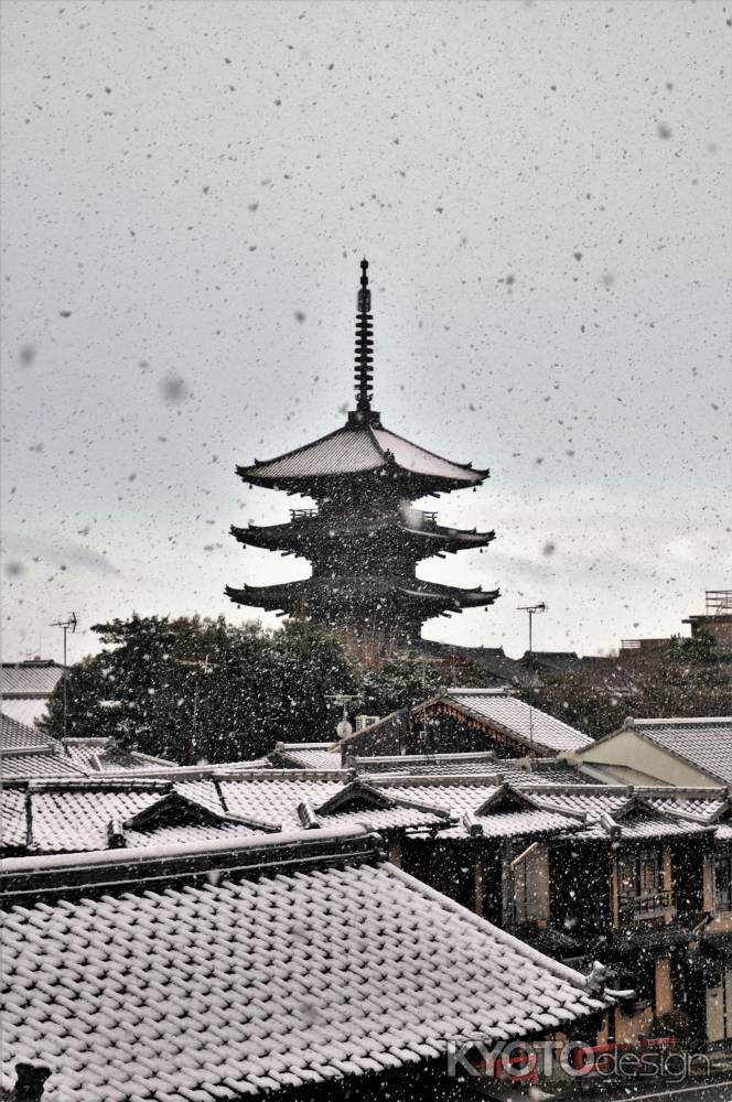 八坂の塔　雪化粧