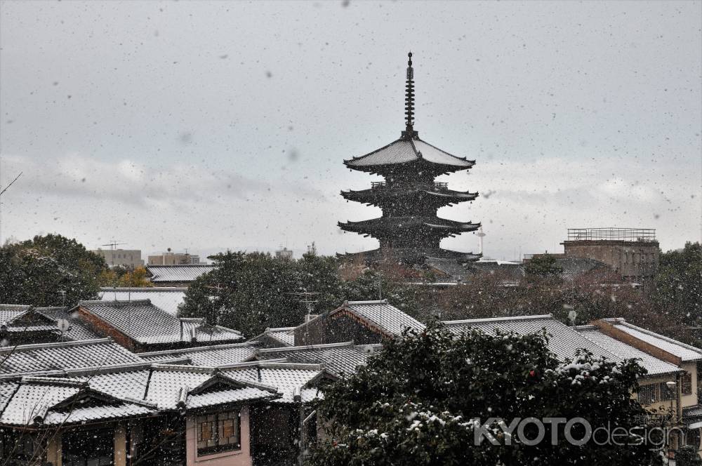 八坂の塔に細雪