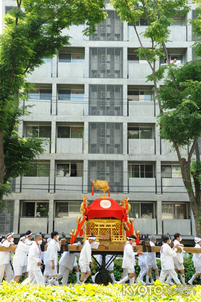 緑のアーチ　巡行中