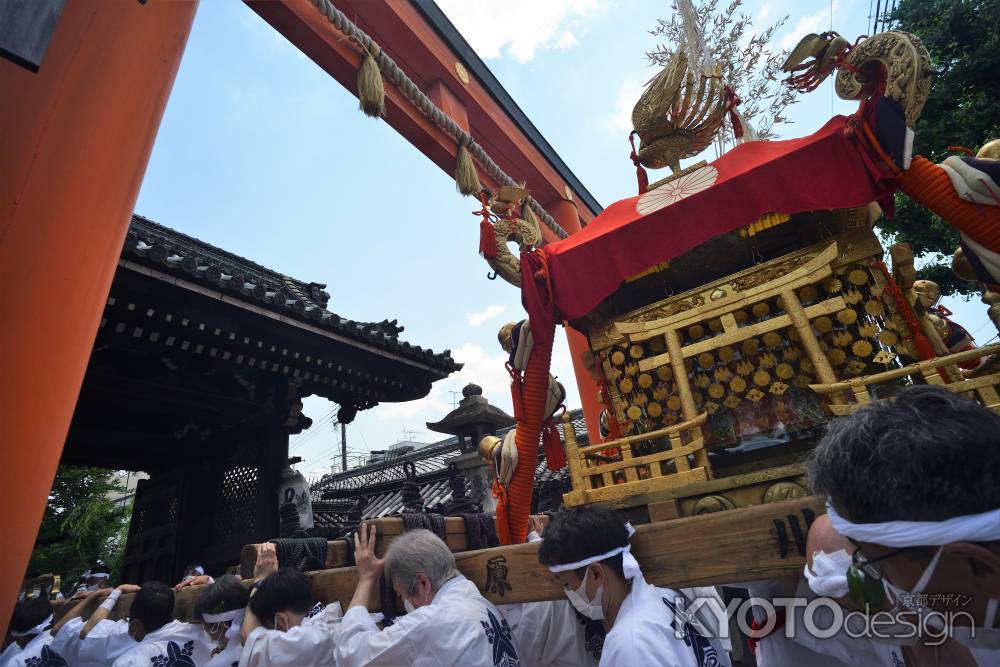 鳥居を進みます