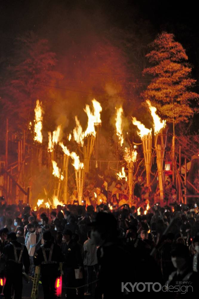 秋の夜を照らす