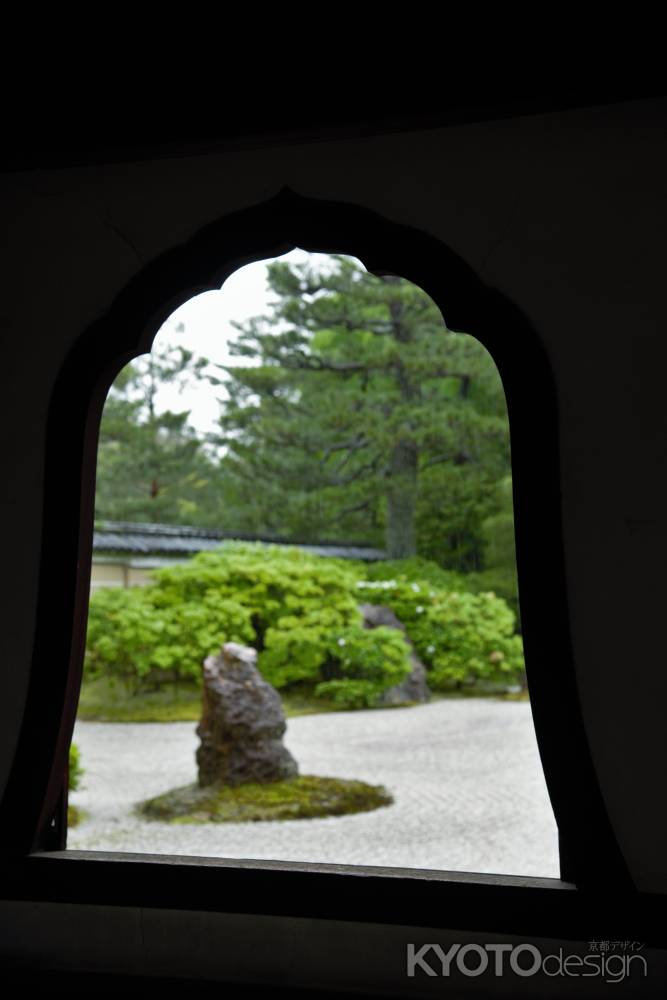 水無月の花頭窓　