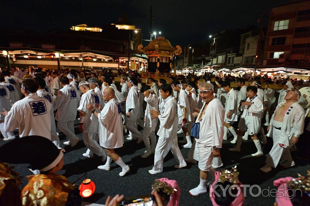 お迎え提灯に笑顔