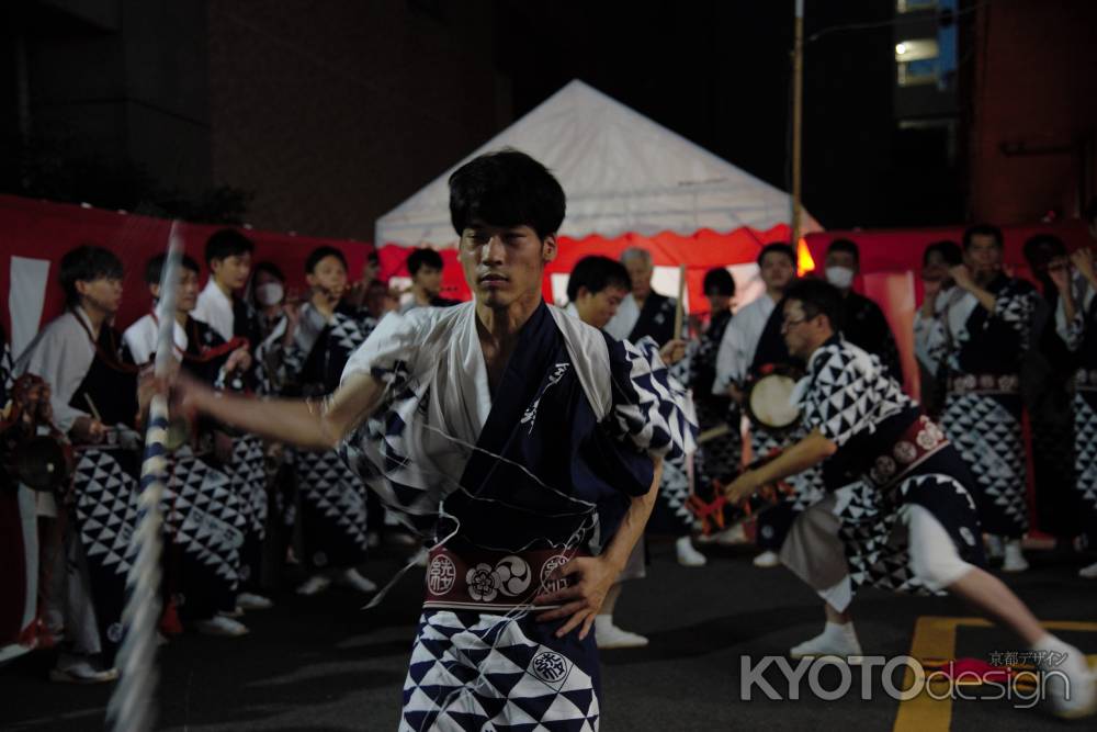 棒が舞い　太鼓が踊る　囃子が響く