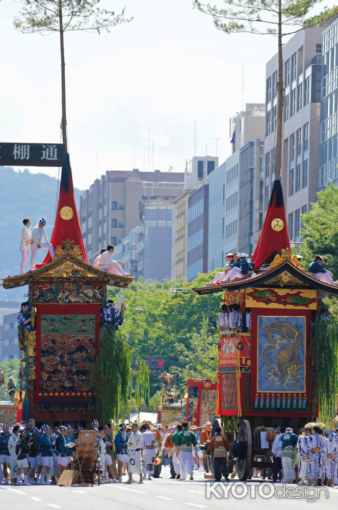 並ぶ南北観音山