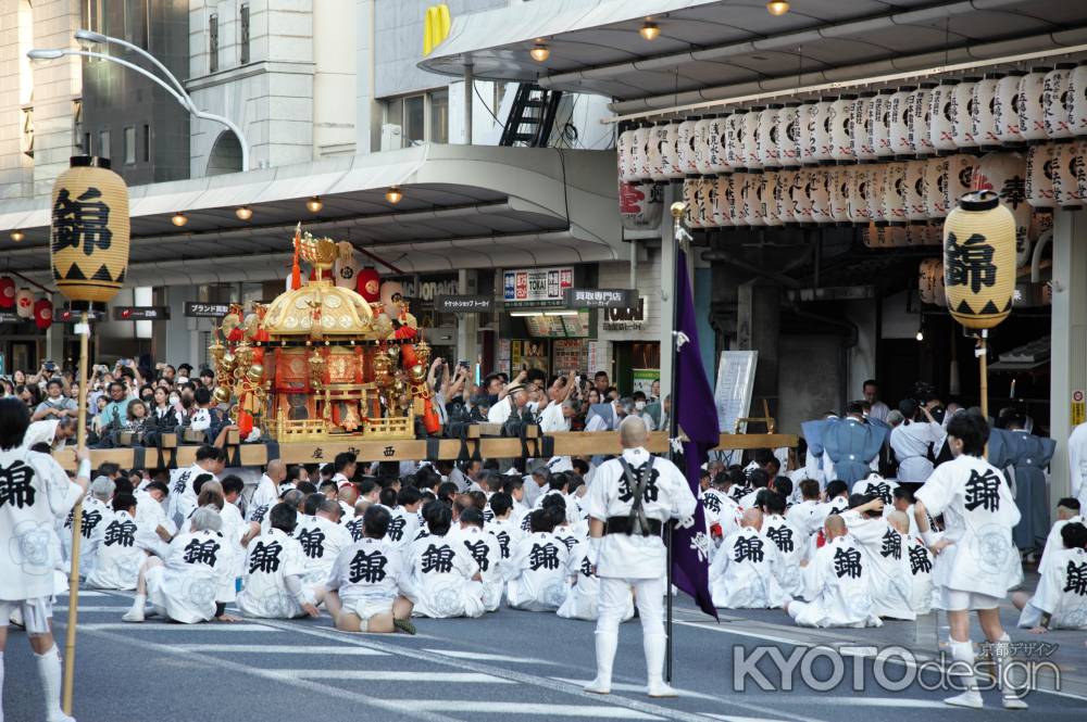 西御座　錦神輿会さん　座して