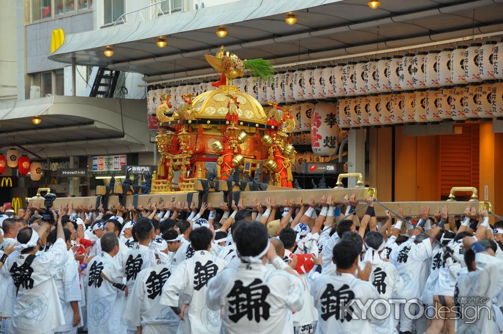西御座錦神輿会さん御旅所で差し上げ！