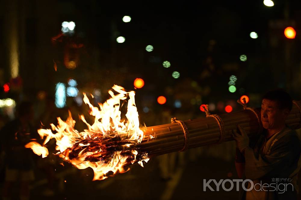 燃える上がる　大松明