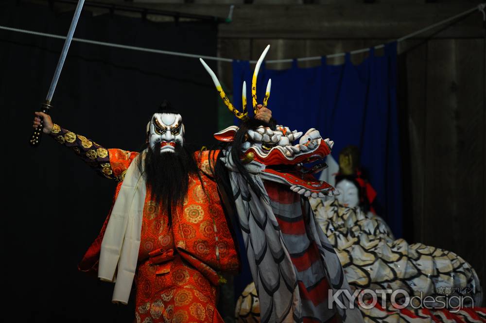 大蛇の首を刎ねる