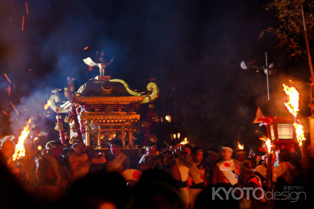 御神輿と松明の共演