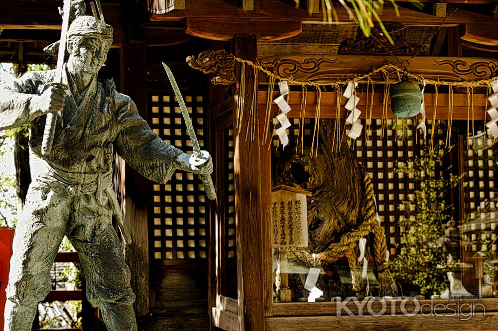 宮本武蔵像と下り松