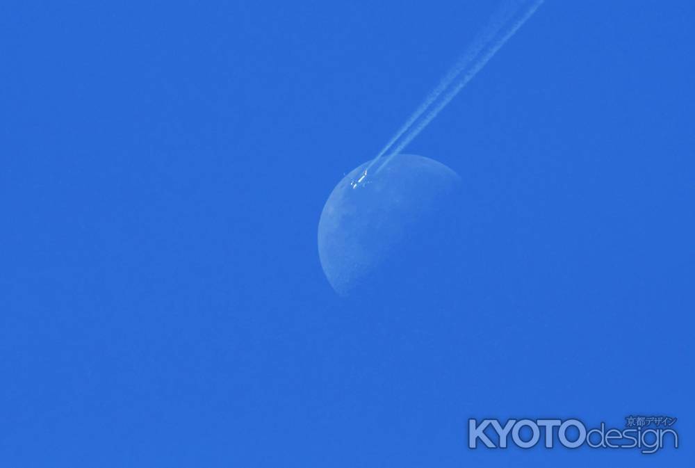 月と飛行機