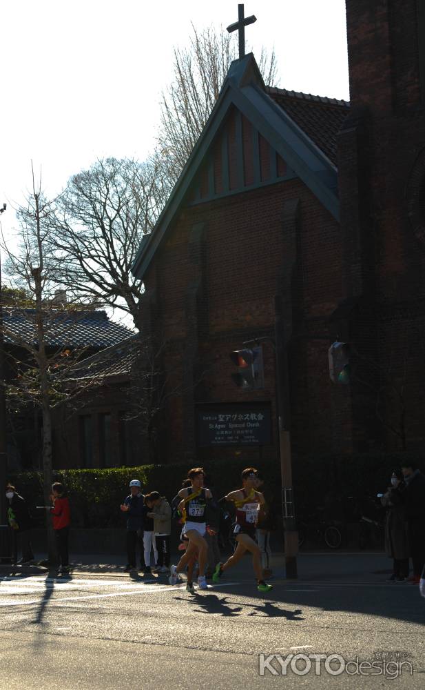 都大路を走り抜ける