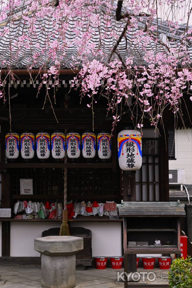 鍬形地蔵さんと枝垂桜