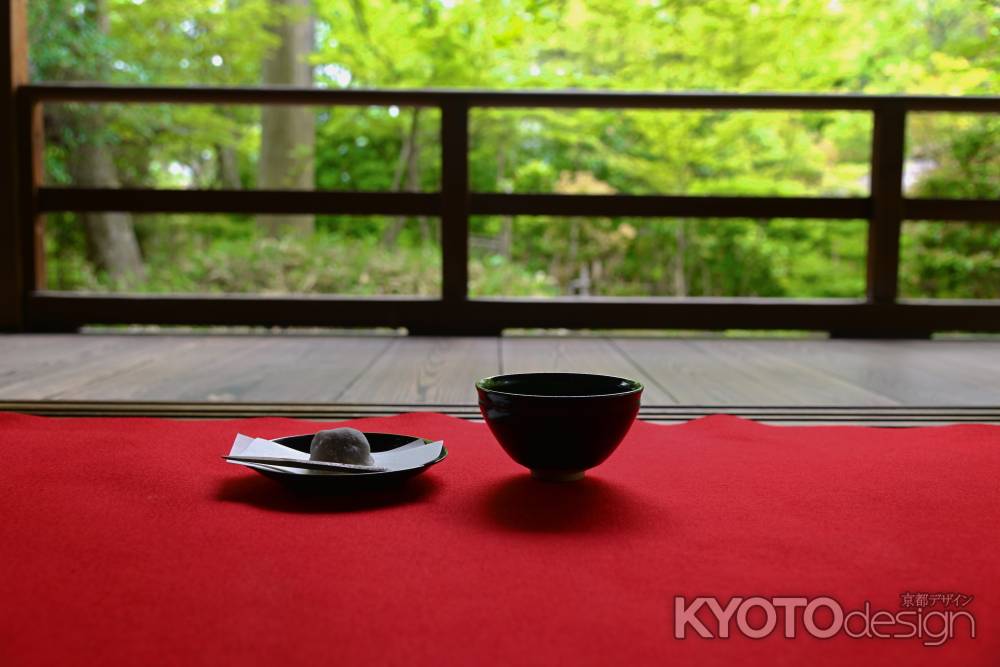 露地庭園を眺めながら