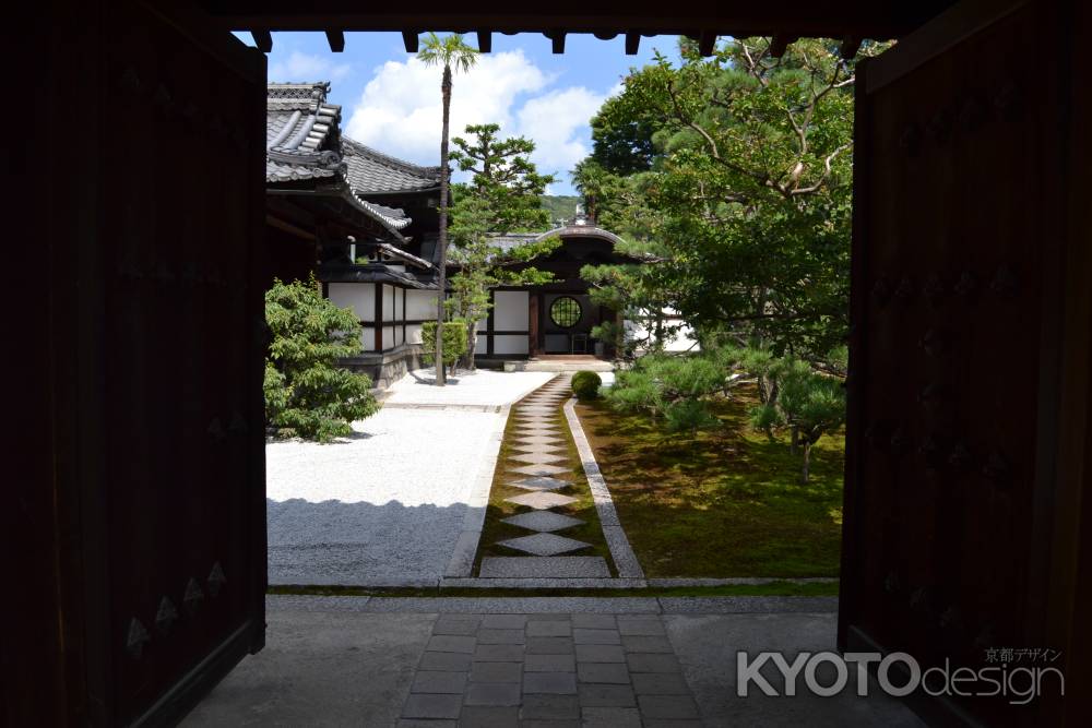 両足院　山門より