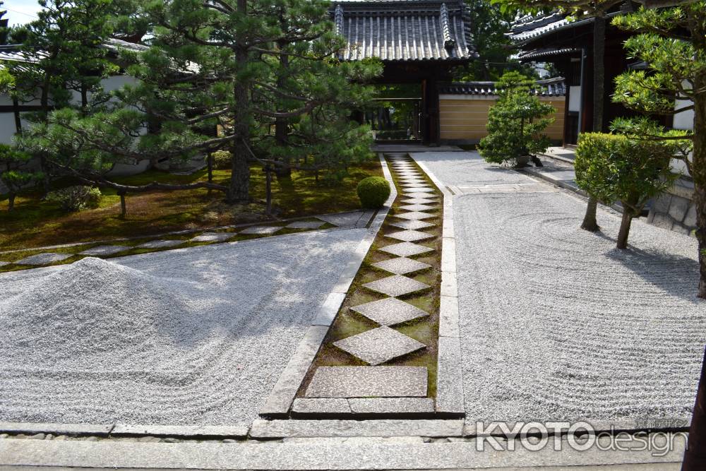 両足院　庭園と石畳