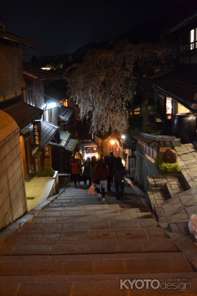 産寧坂石段と夜桜