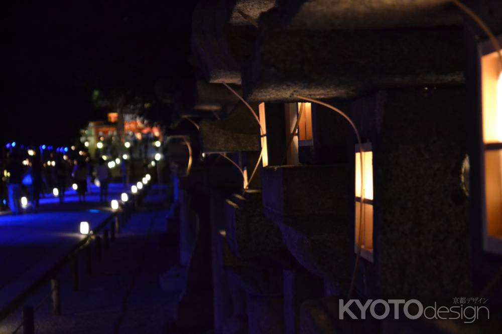 石清水八幡宮　ライトアップされた灯篭