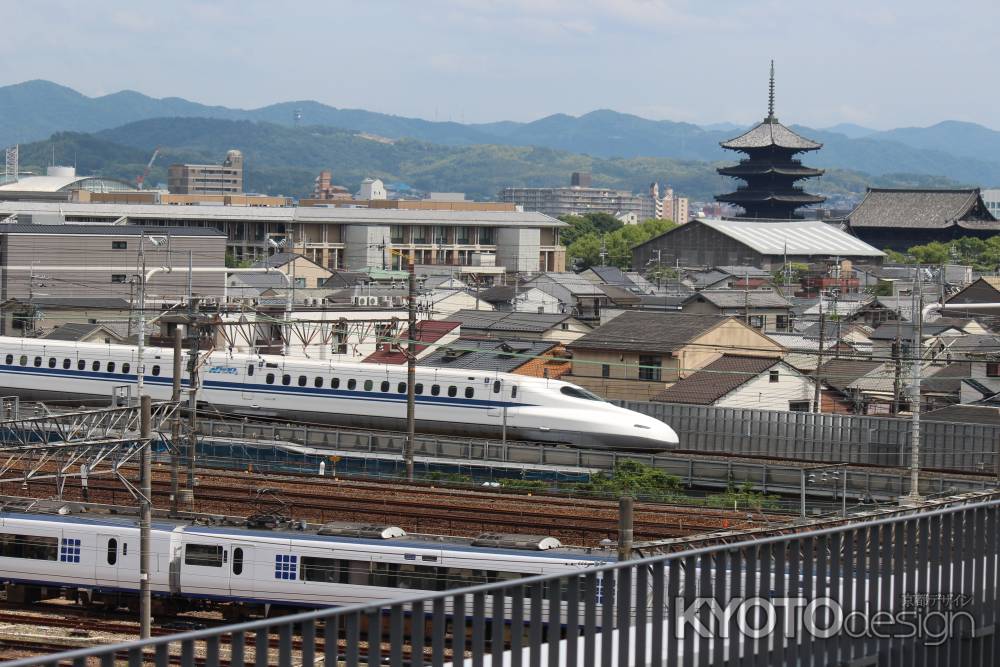 東寺と新幹線のぞみ700系