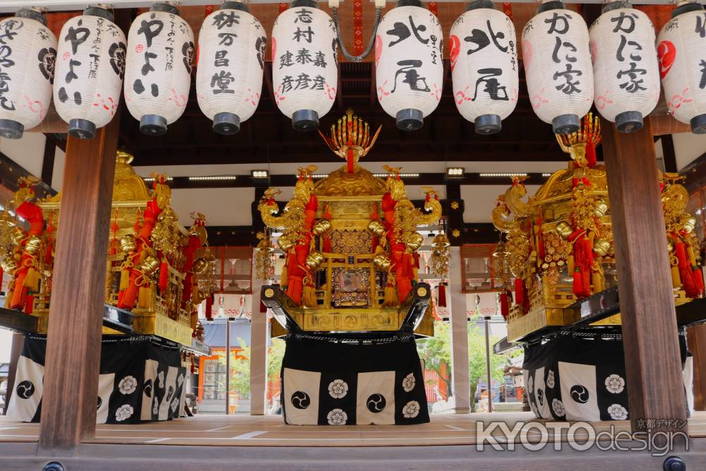 神輿渡御を待つ三基