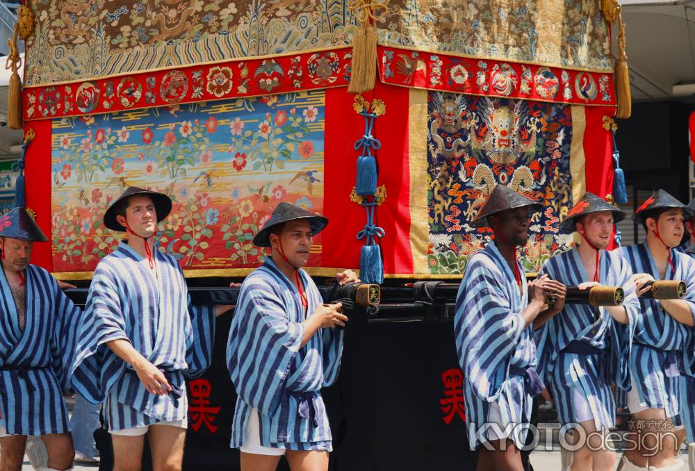 祇園祭山鉾巡行 黒主山,外国人の担ぎ手