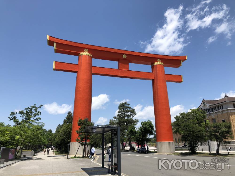 新緑に映える、平安神宮の大鳥居。