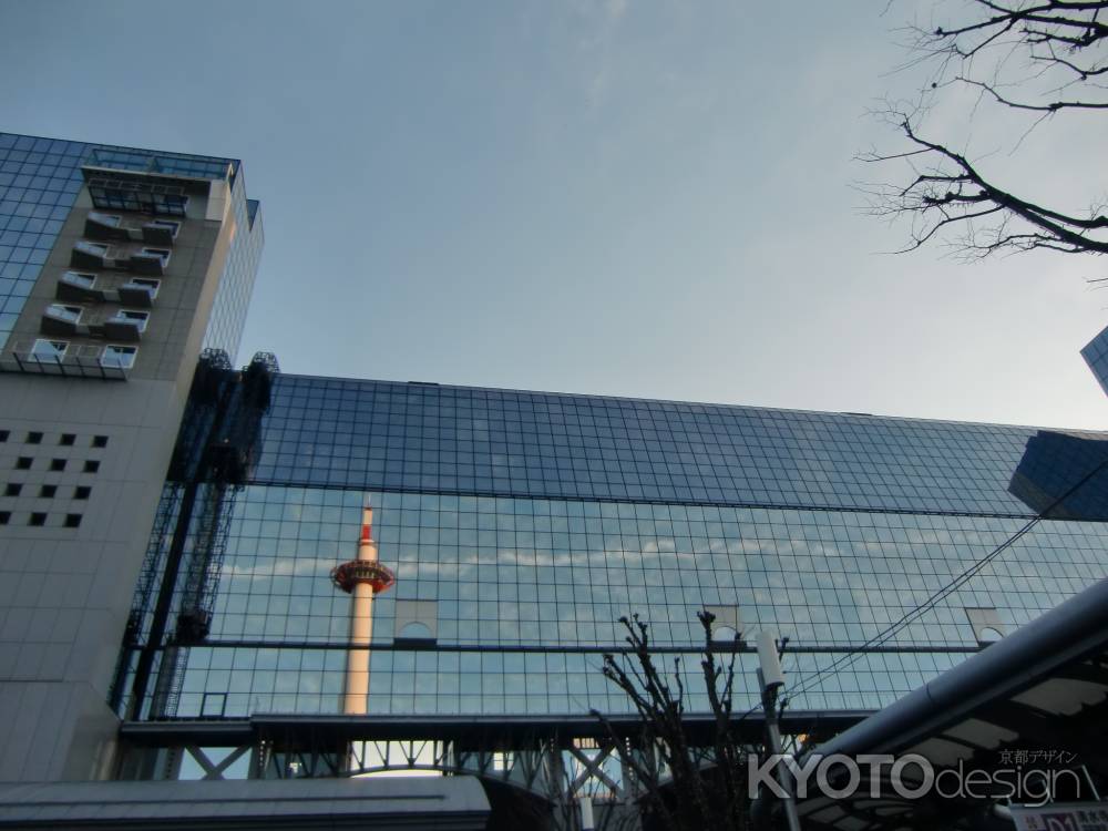 京都タワーと飛行機雲