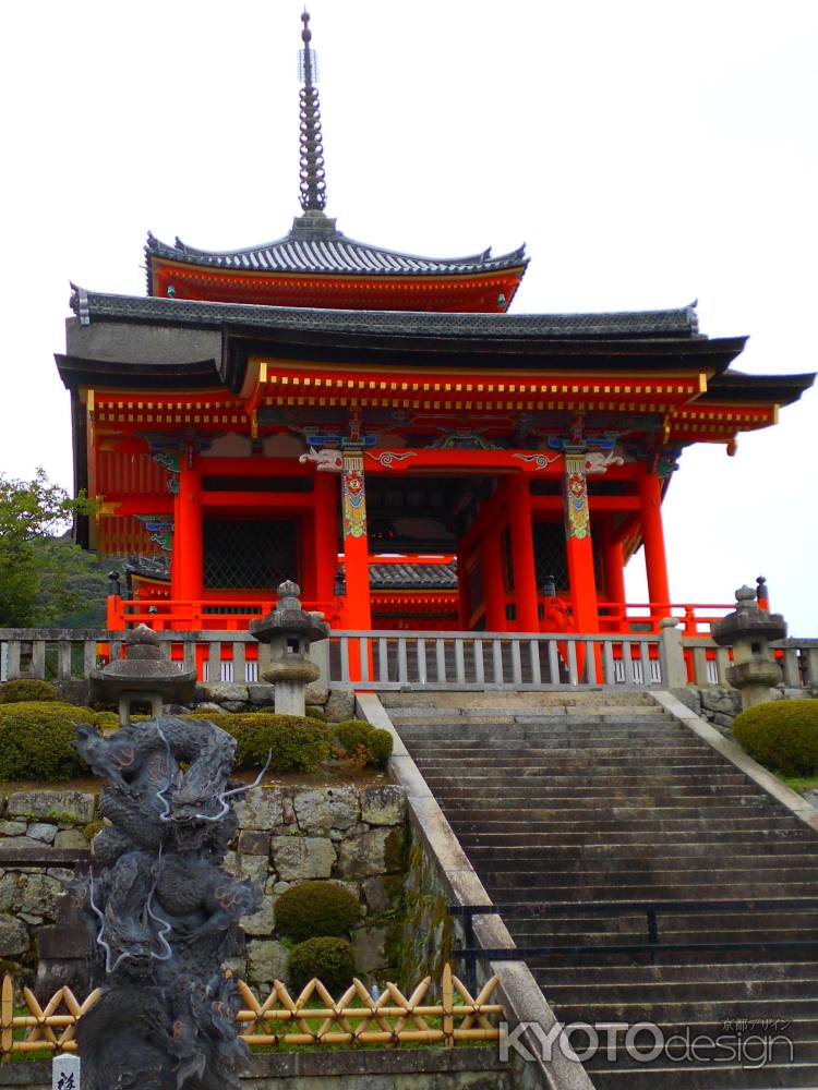 青竜の地に建つ、古の三重塔