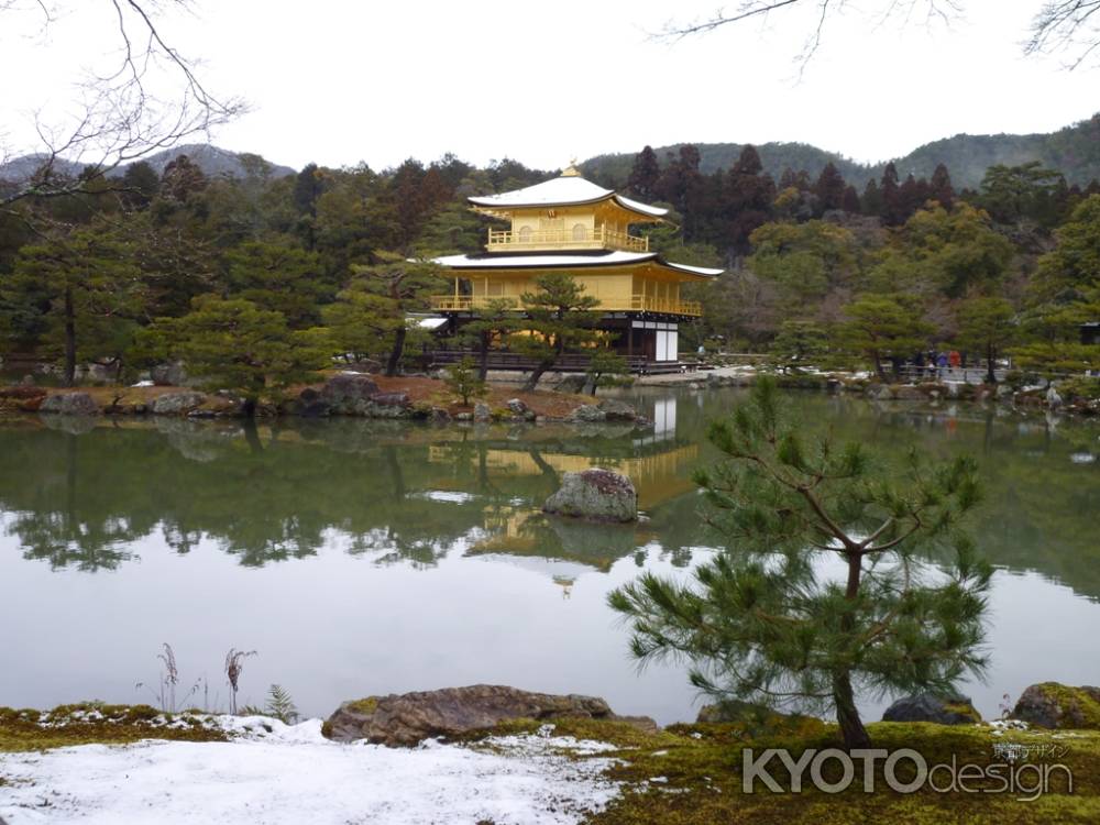 雪化粧の金閣寺