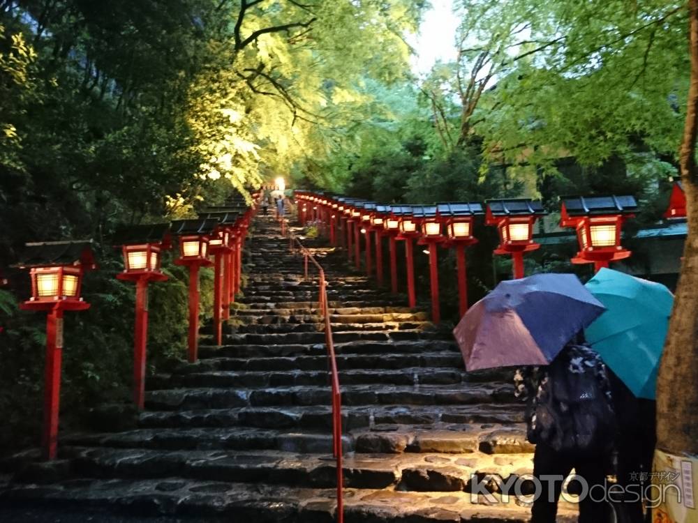 貴船神社 雨のライトアップ